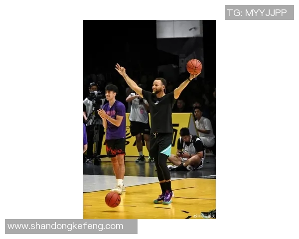 库里在NBA赛场上的精彩瞬间真实再现,感受篮球巨星的魅力与风采 库里在NBA赛场上的精彩瞬间真实再现,感受篮球巨星的魅力与风采